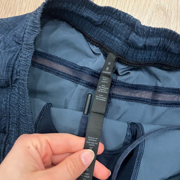 Mens lululemon pace breaker linerless 9” navy blue Athletic Shorts - Picture 2 of 4